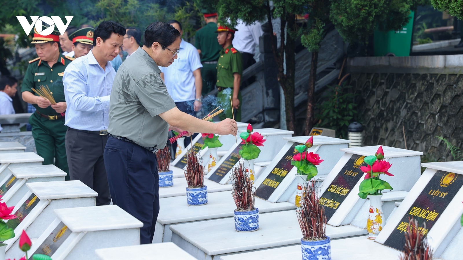 Thủ tướng dâng hương, dâng hoa tại Nghĩa trang liệt sĩ Quốc gia Vị Xuyên
